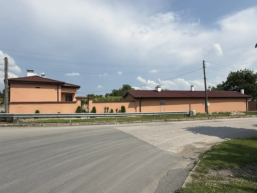 Дълга сграда, Единен покрив над цялата постройка
